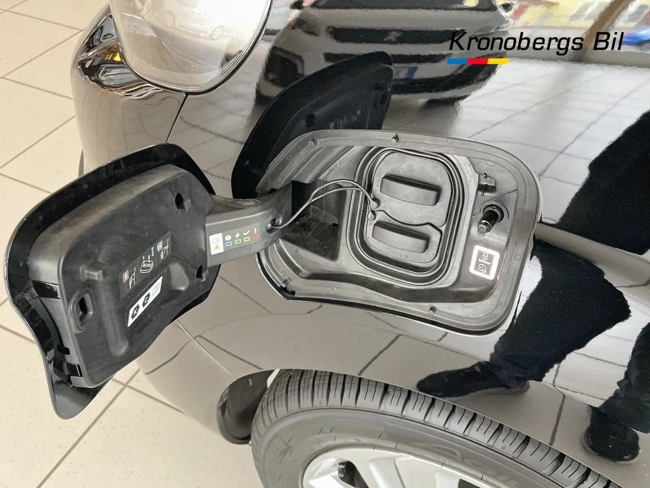 Vehicle image 14