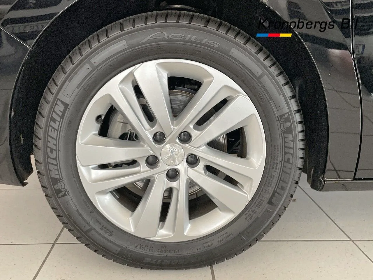 Vehicle image 16