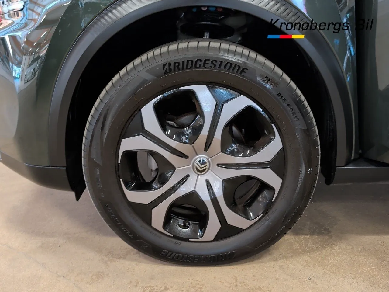 Vehicle image 15