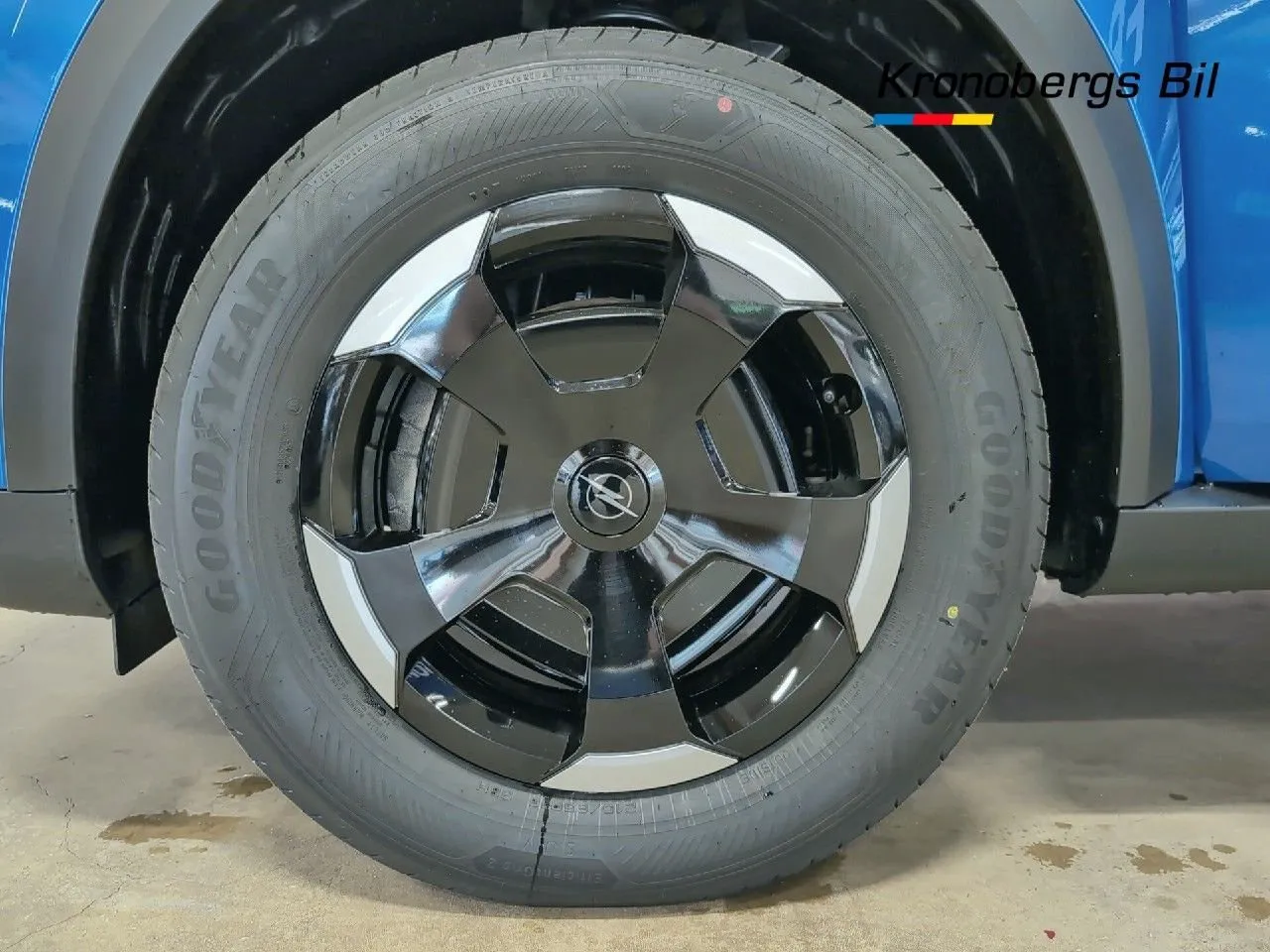 Vehicle image 15