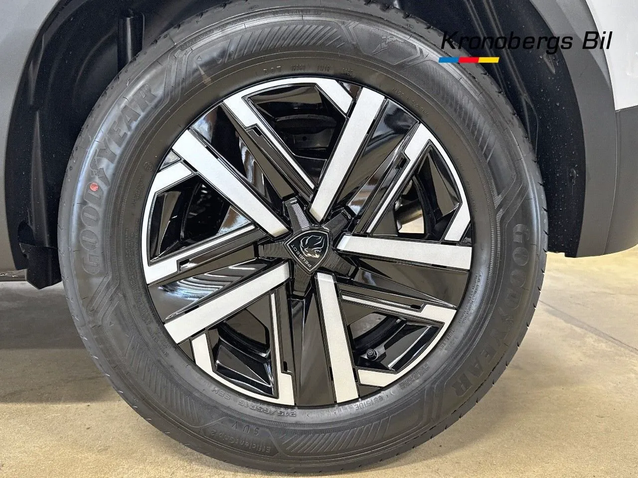 Vehicle image 16