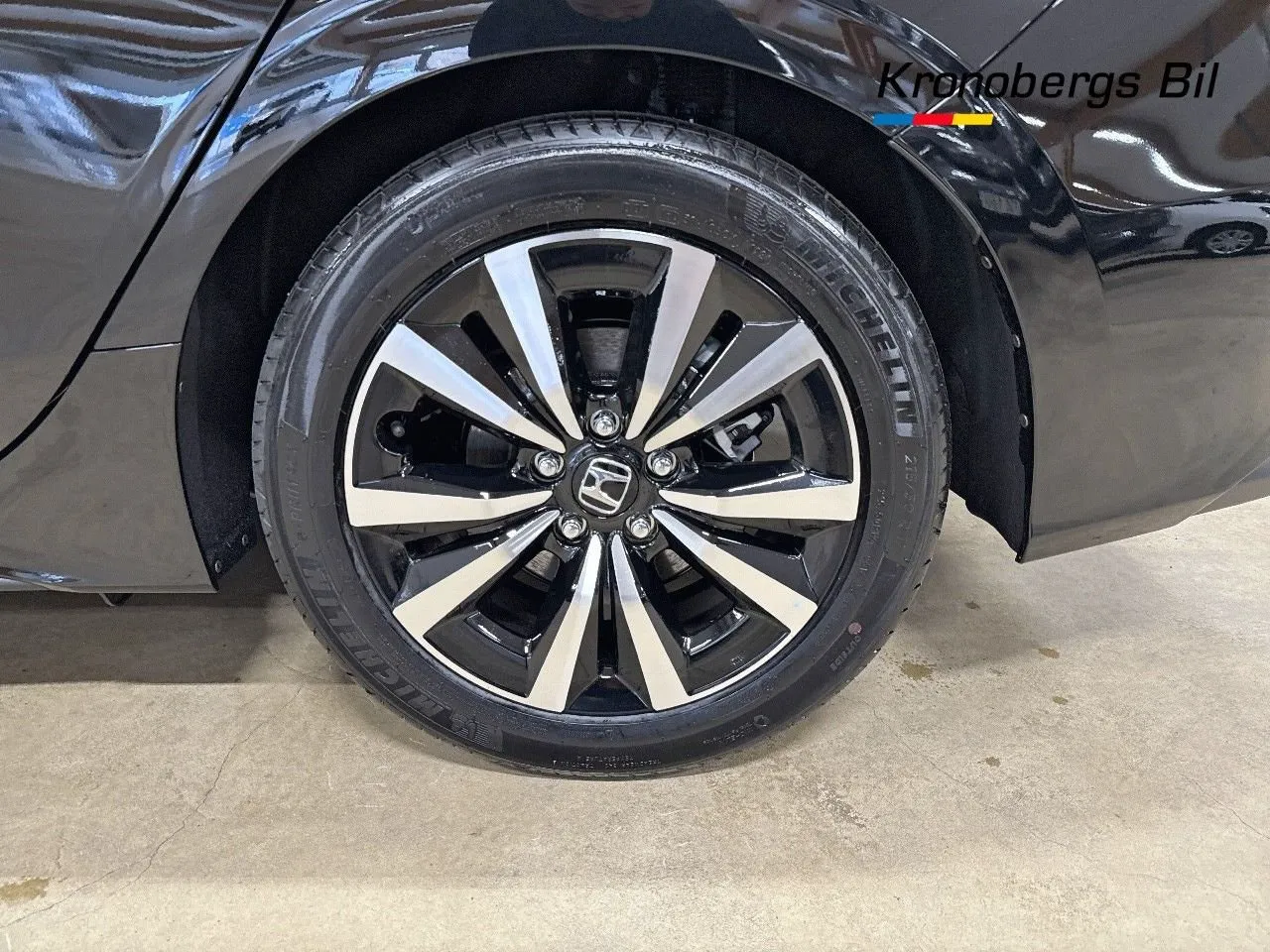 Vehicle image 14