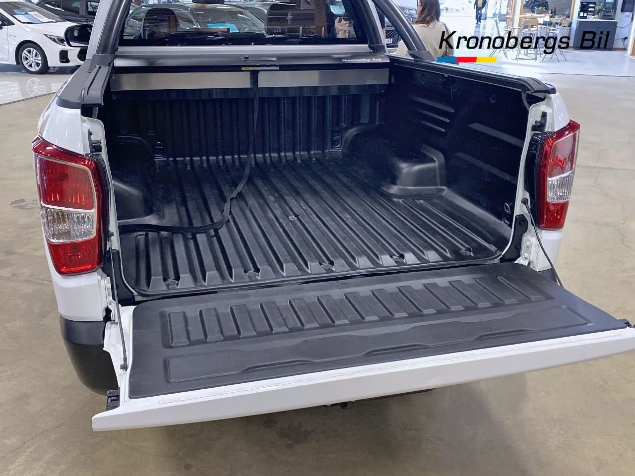 Vehicle image 15