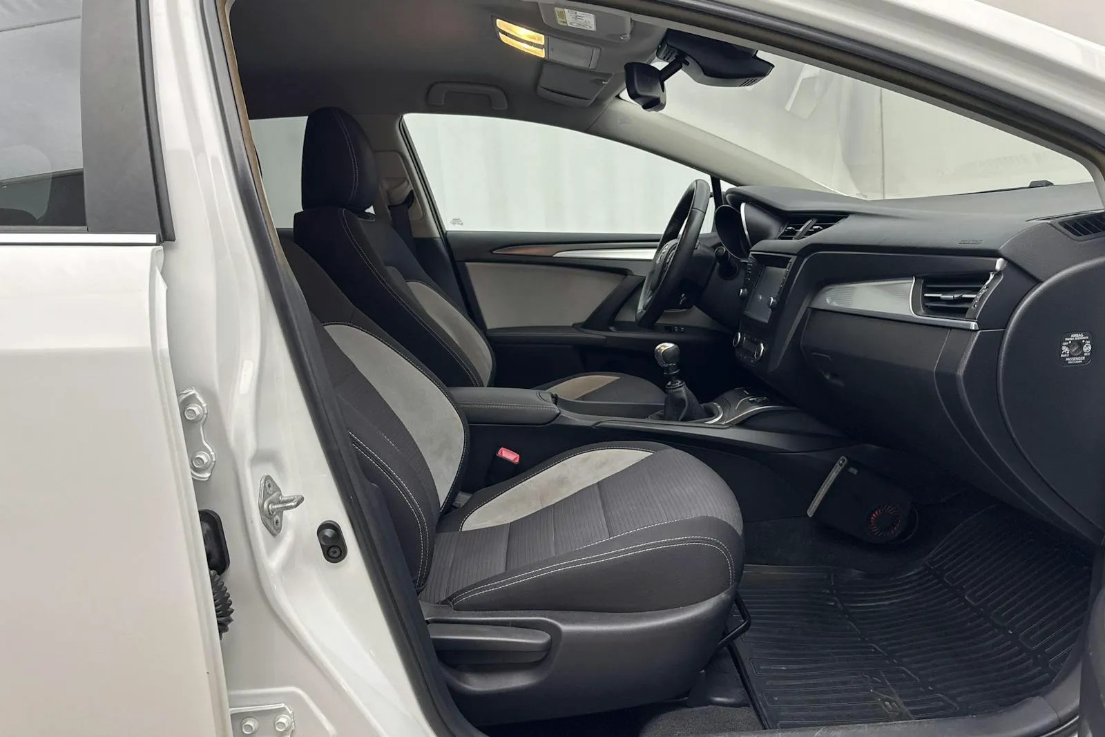 Toyota Avensis bild 7