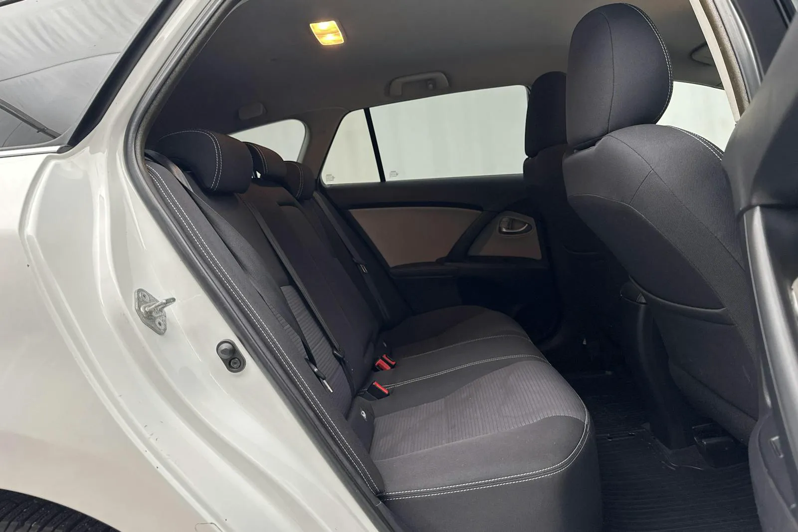 Toyota Avensis bild 8