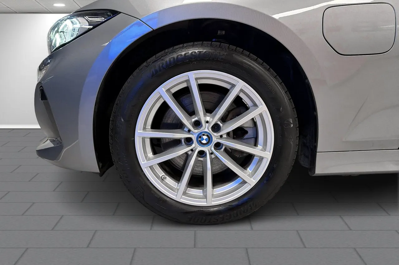 BMW 330 bild 9