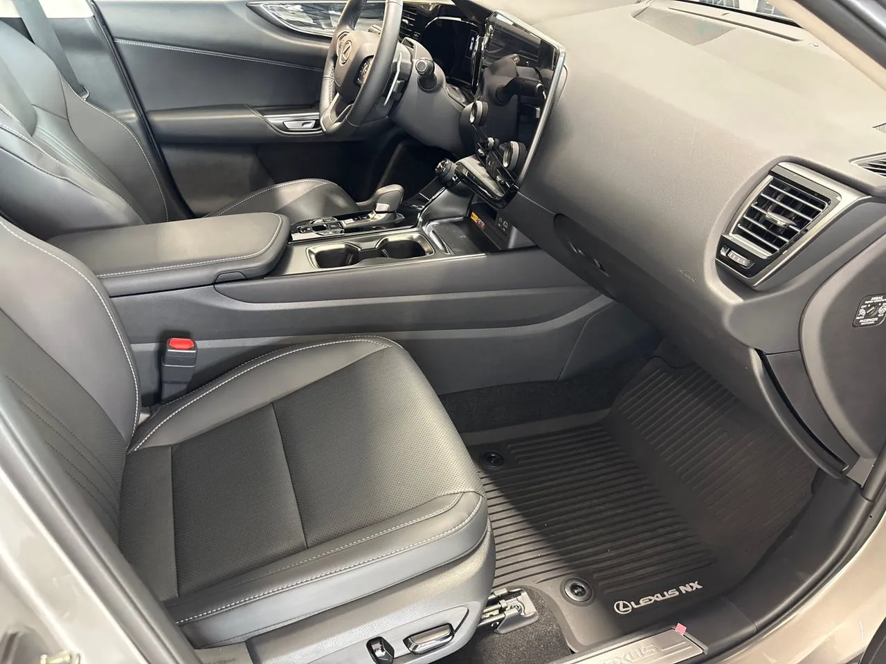 Lexus NX bild 8
