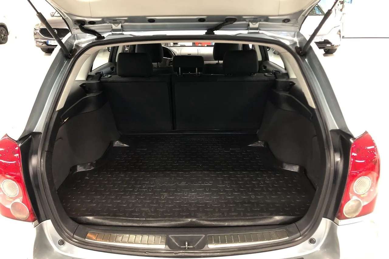 Toyota Avensis bild 9