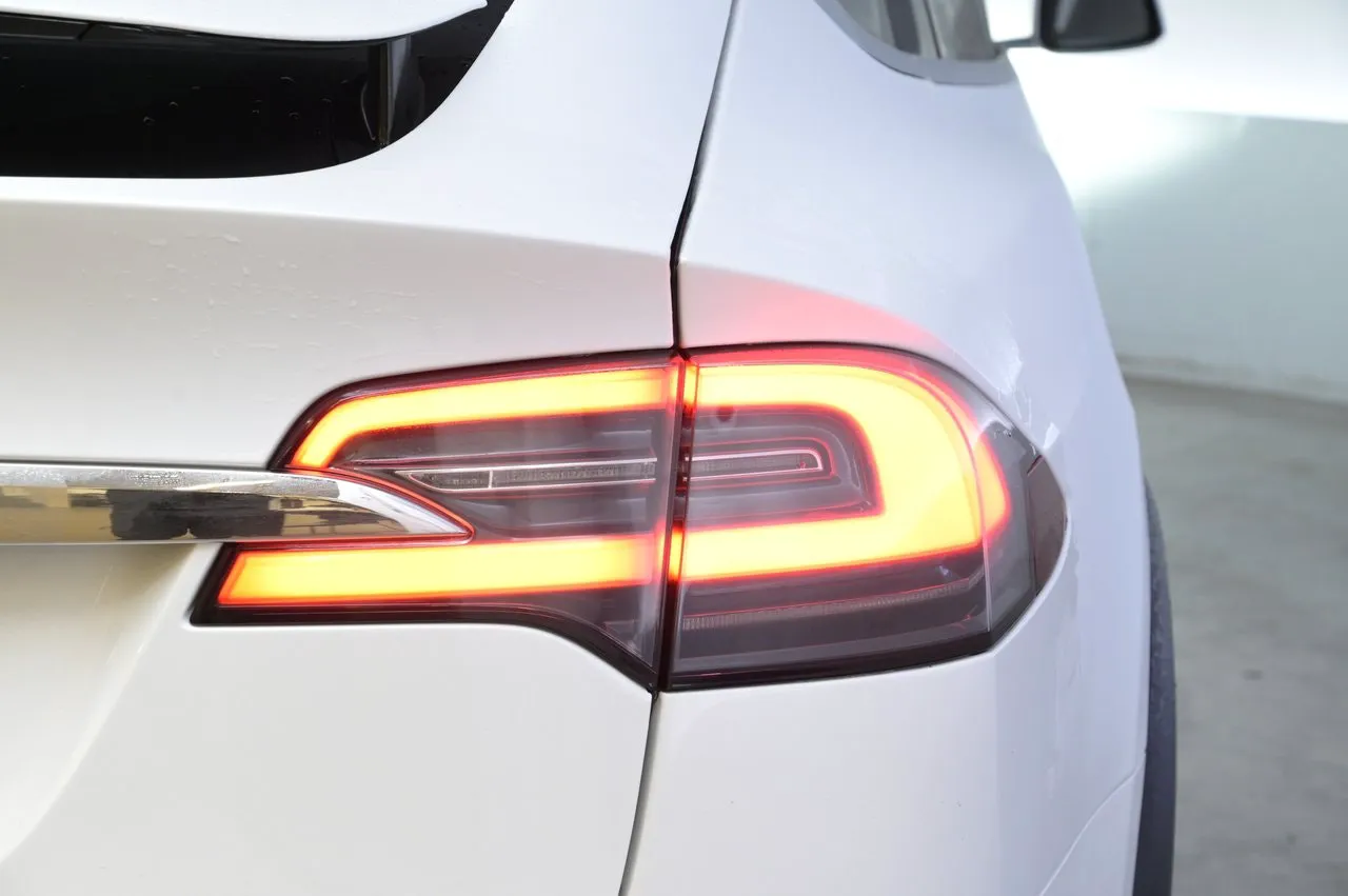 Tesla Model X bild 25