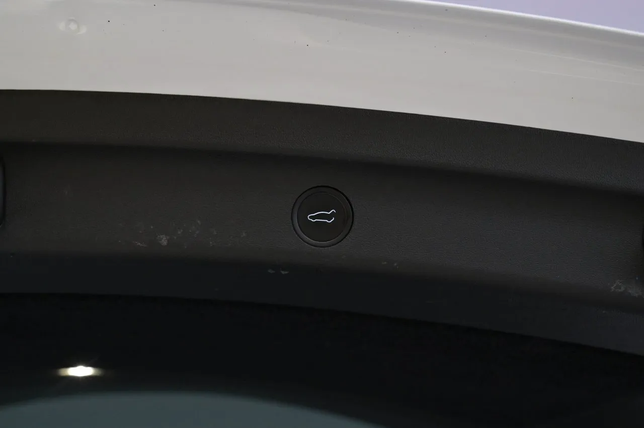 Tesla Model Y bild 25
