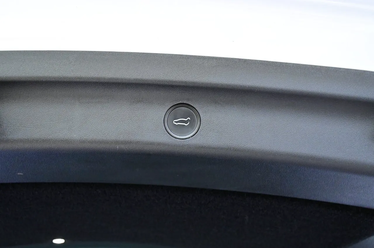 Tesla Model Y bild 25