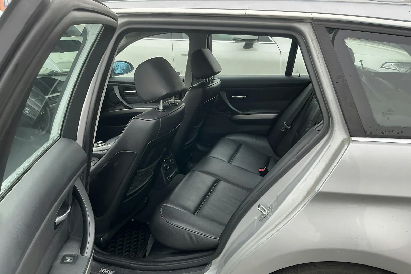 BMW 330 bild 9