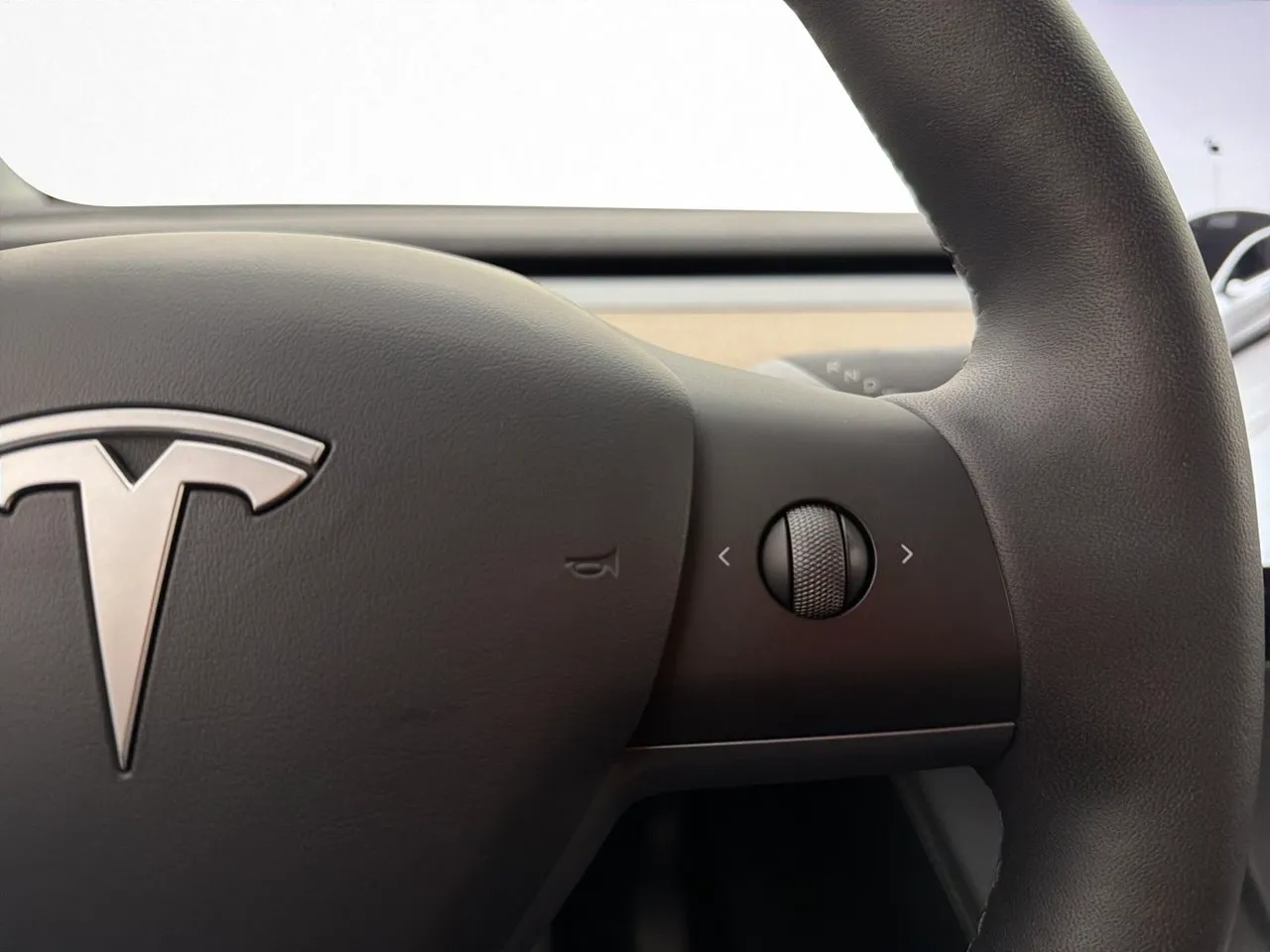 Tesla Model Y bild 32