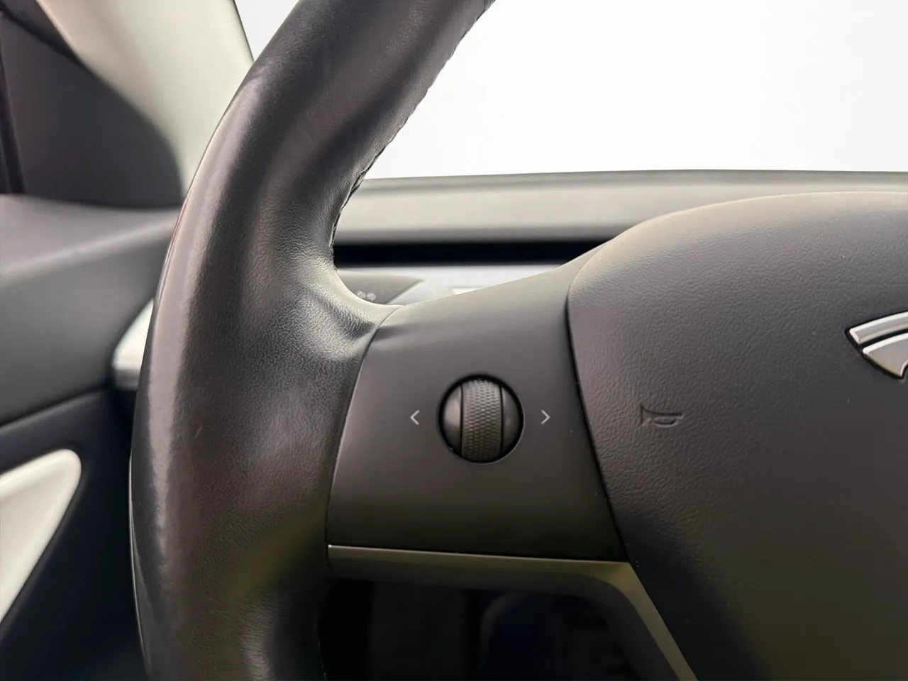 Tesla Model 3 bild 28