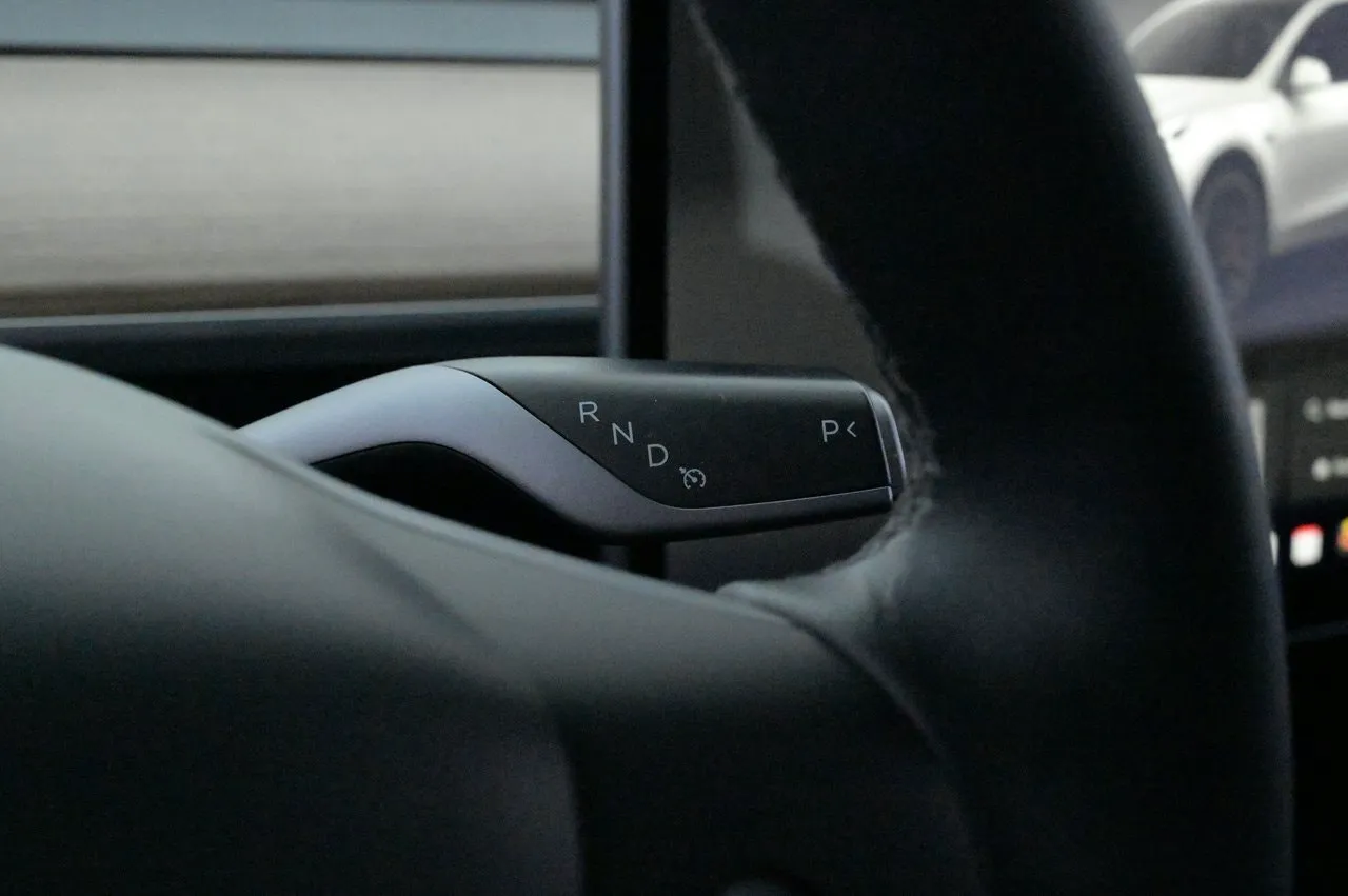 Tesla Model Y bild 8