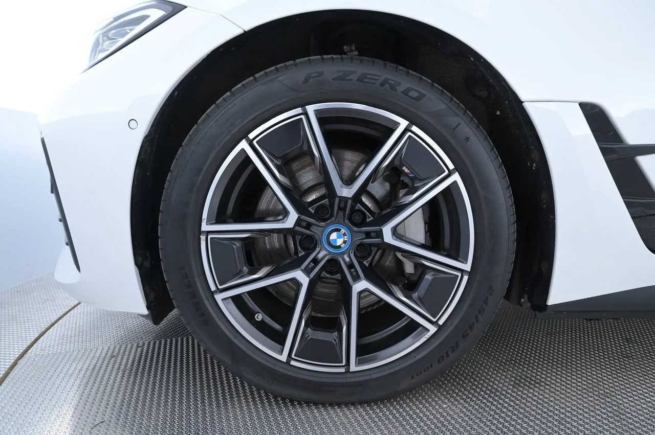 BMW i4 bild 27