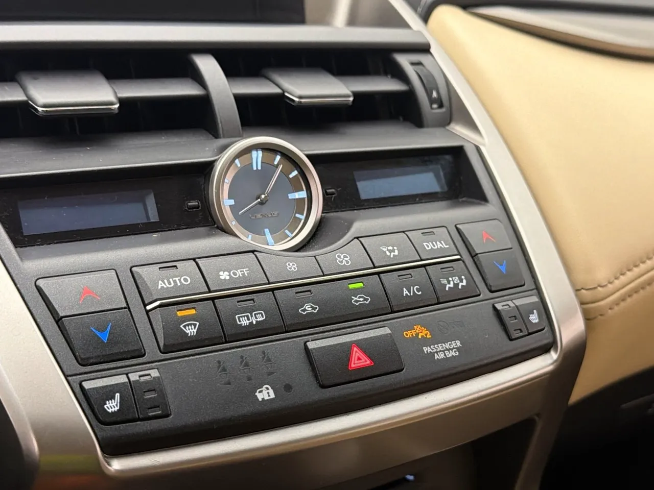 Lexus NX bild 25