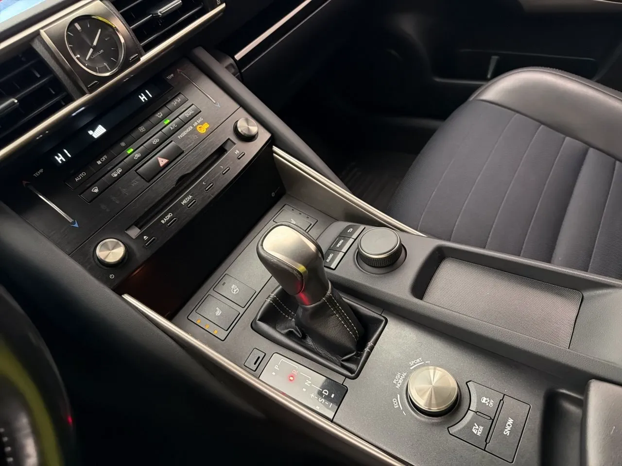 Lexus IS bild 22