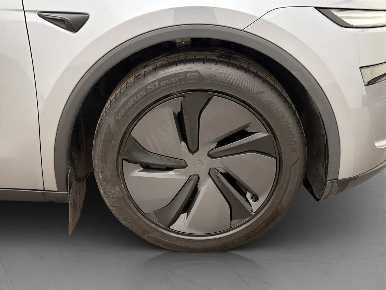 Tesla Model Y bild 37