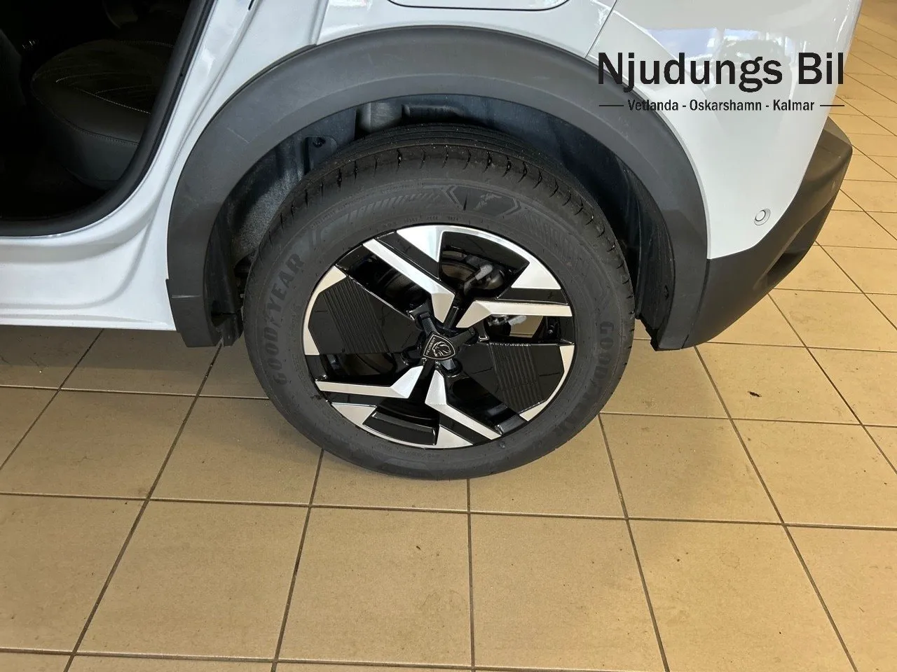Vehicle image 9