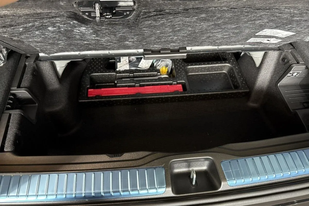 Vehicle image 16