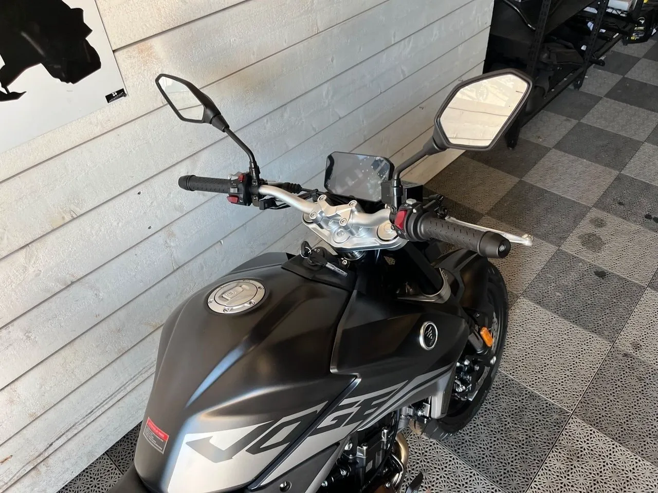 Vehicle image 6