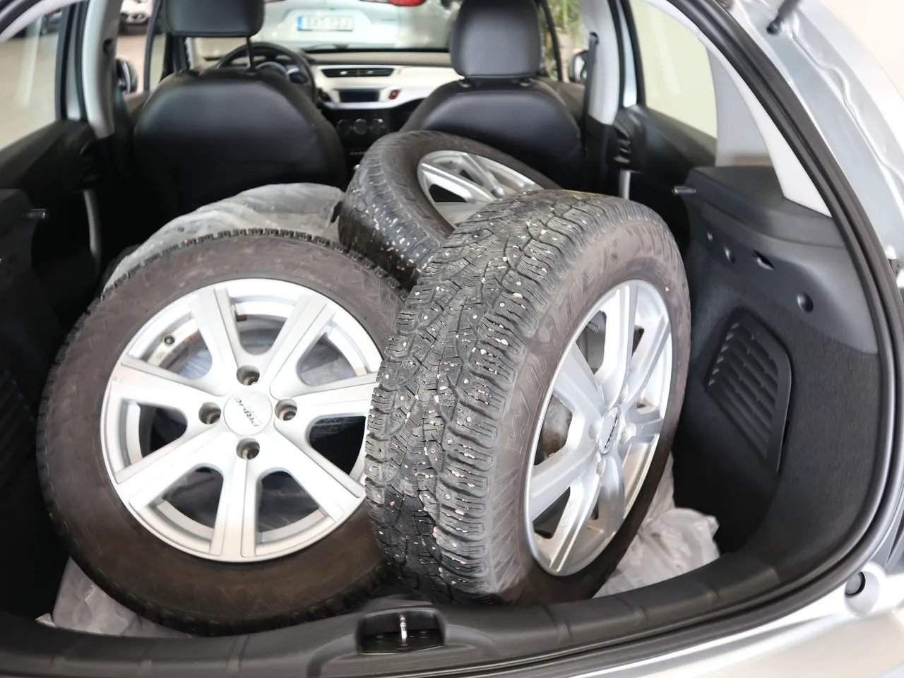 Vehicle image 4