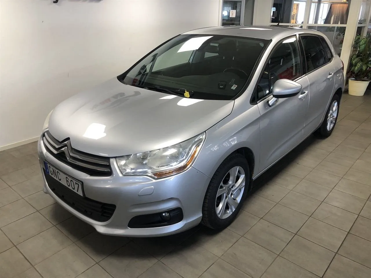 Vehicle image 6