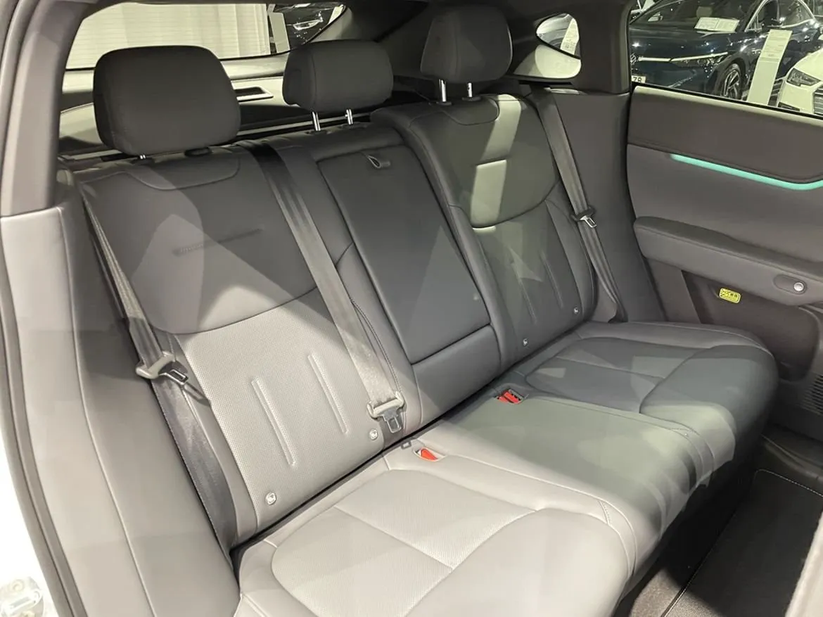 Vehicle image 18