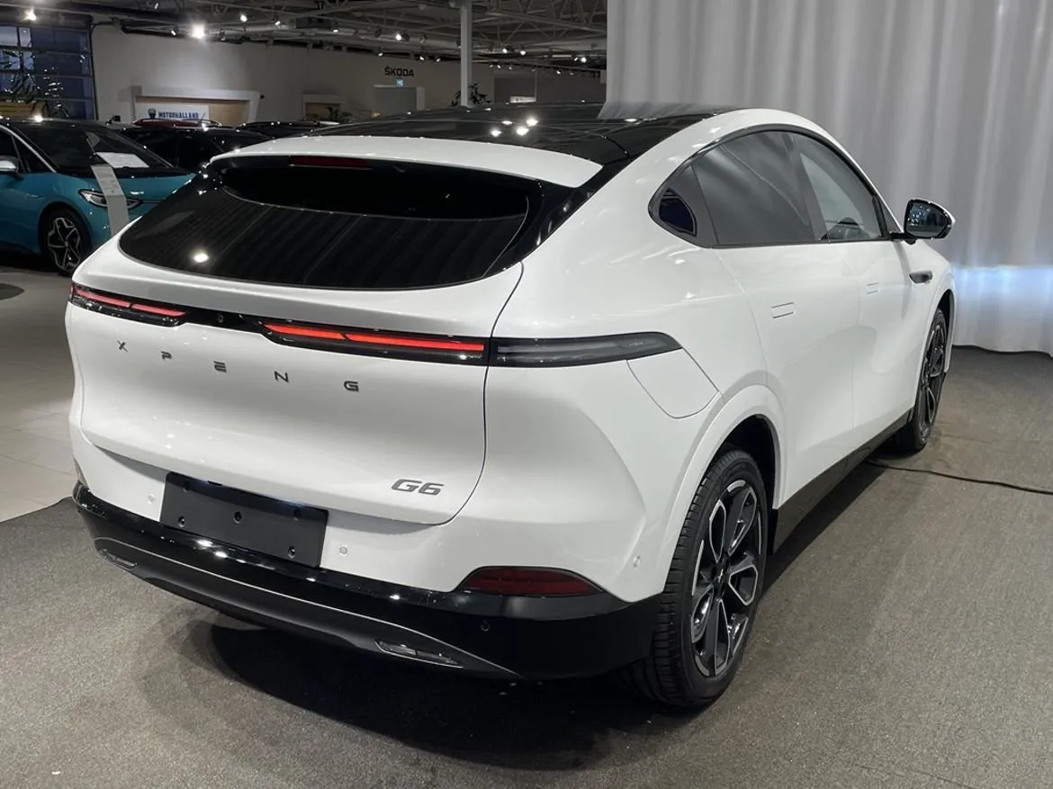 Vehicle image 6
