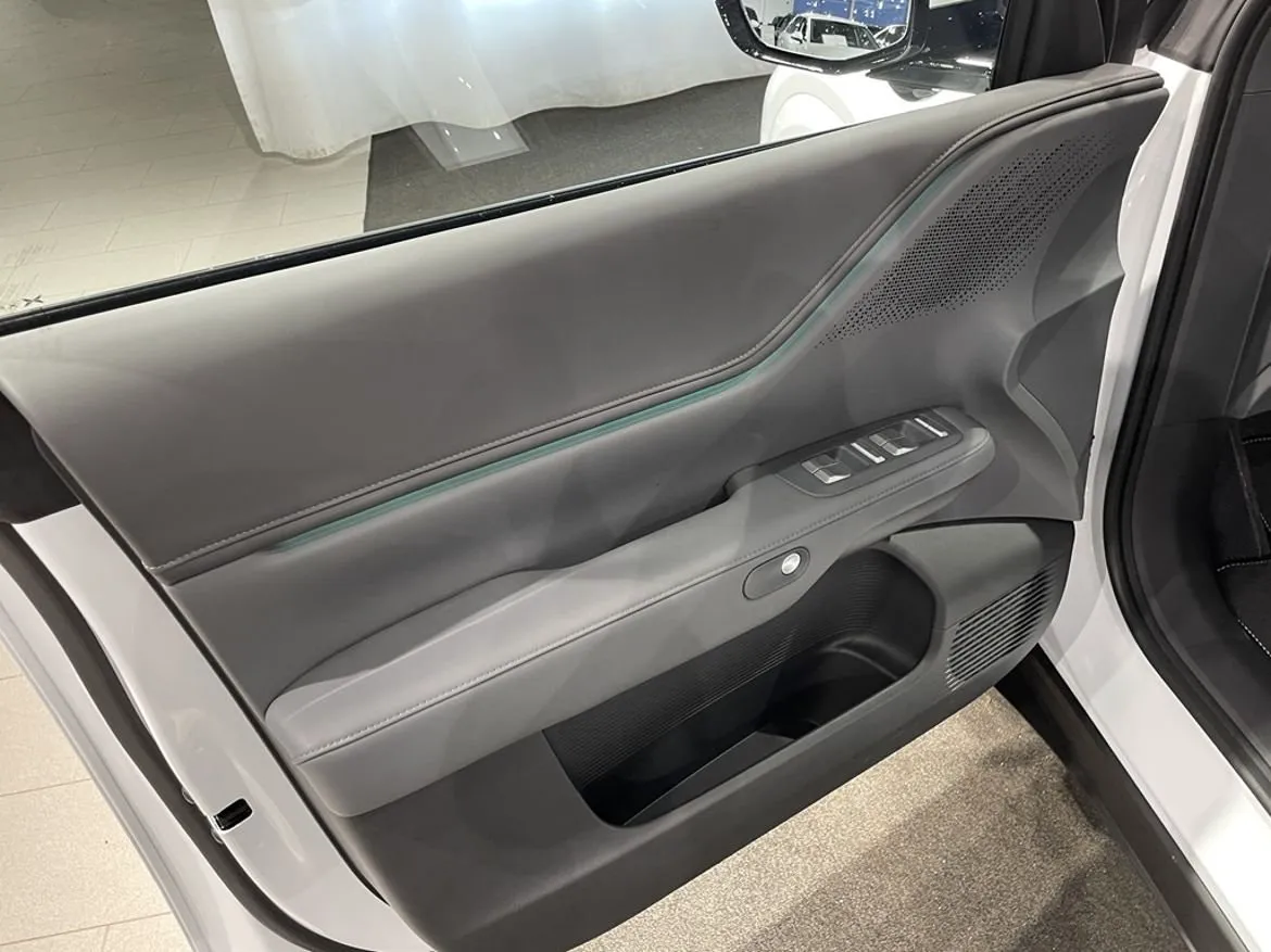 Vehicle image 25