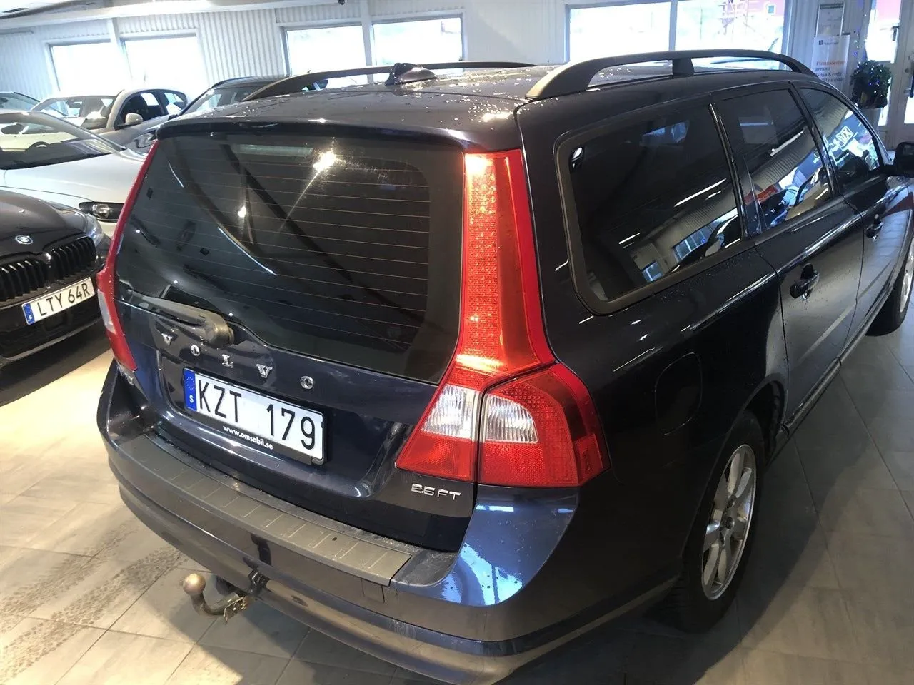 Vehicle image 3
