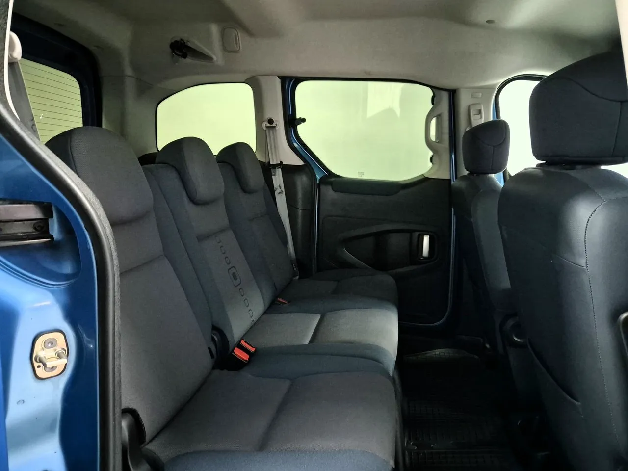 Vehicle image 25