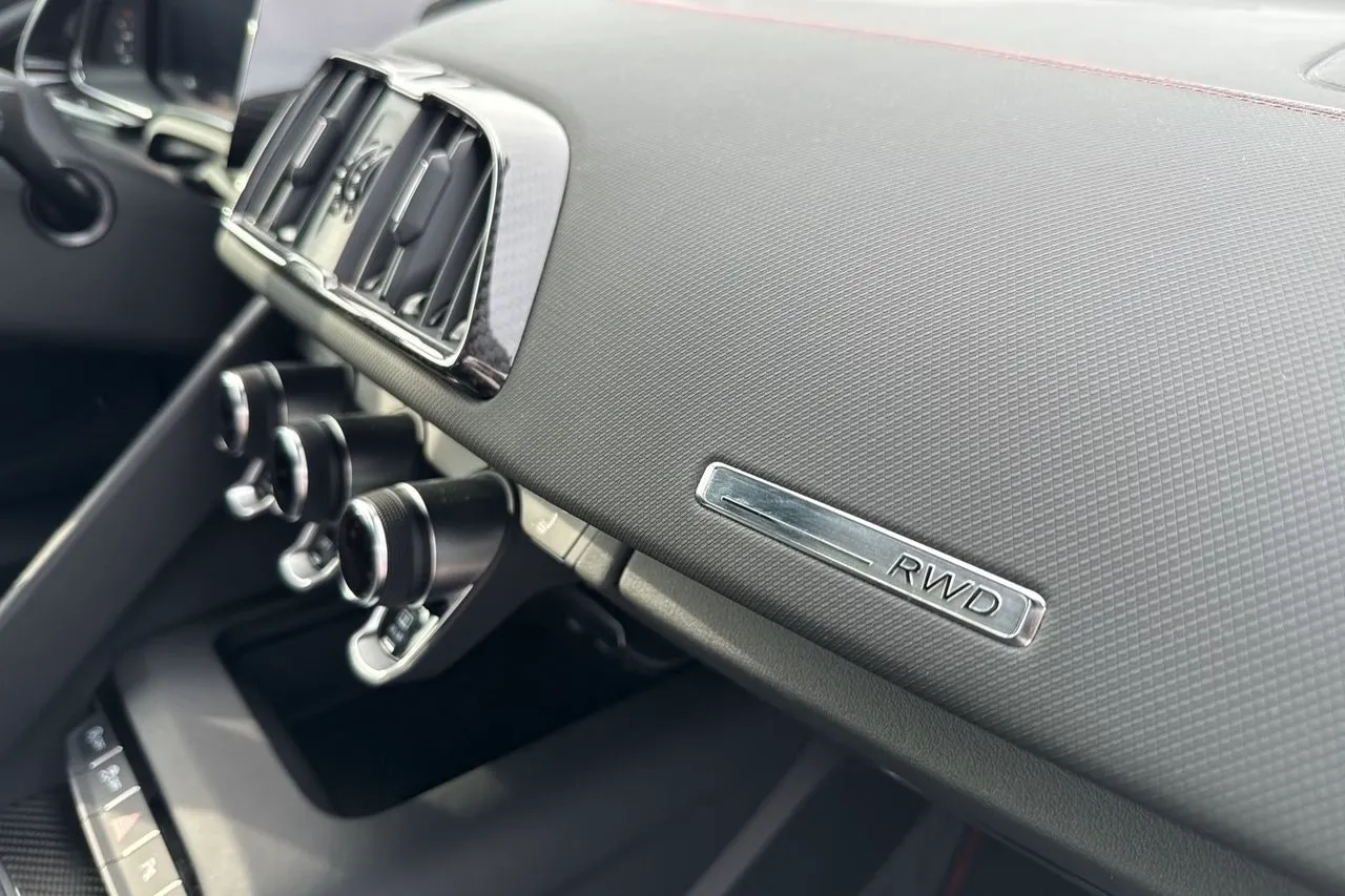 Vehicle image 32