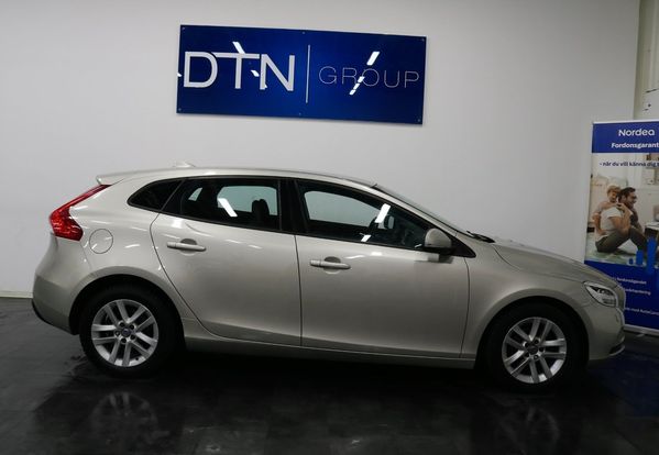 Volvo V40 D2 Momentum Euro 6/KAMREMBYTT/FULLSERVAD/VÄRMARE - 2017