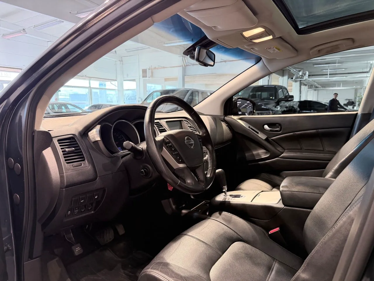 Vehicle image 10