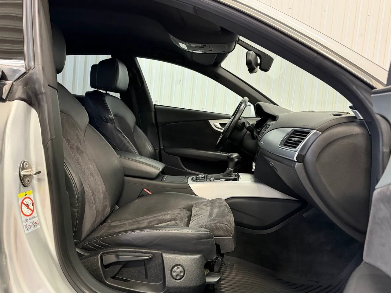 Vehicle image 25