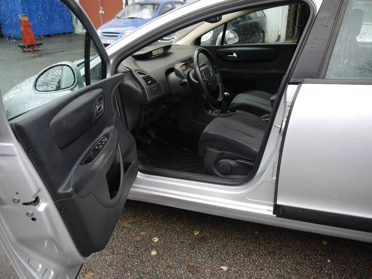 Vehicle image 16