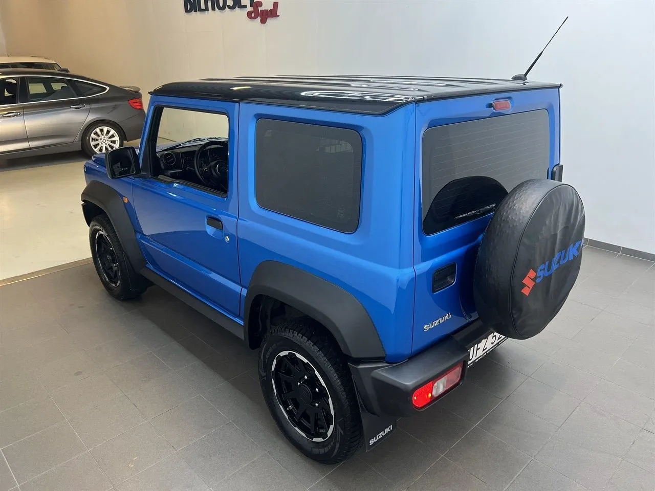 Vehicle image 15