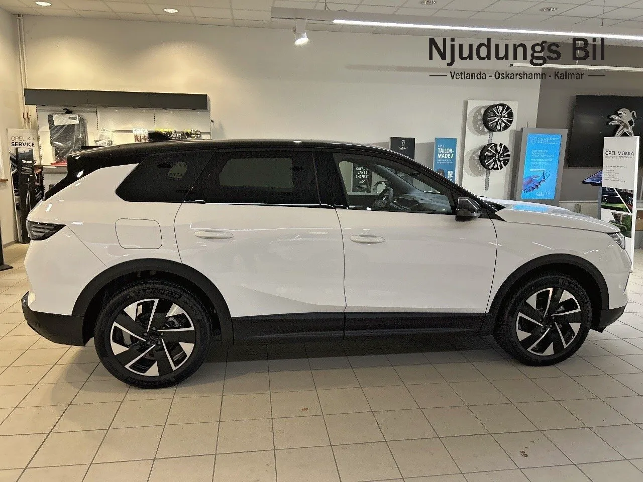 Vehicle image 4