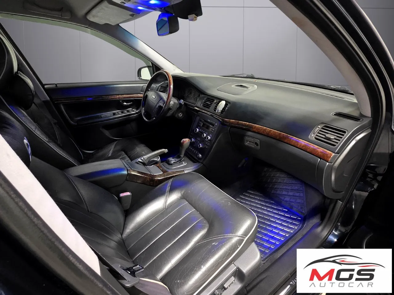 Vehicle image 10