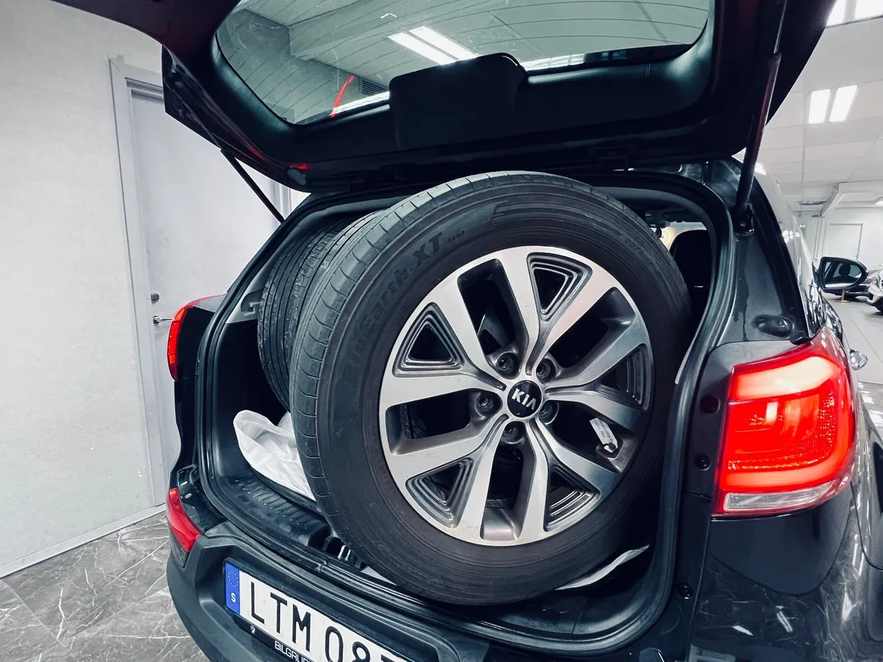 Vehicle image 14
