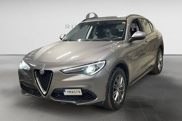 Alfa Romeo Stelvio 2.0 Turbo 201 HK AUT Q4 AWD SUPER PDC 1ÄGARE 18" - 2017