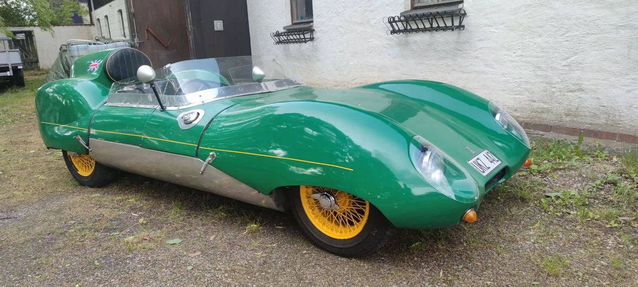 Vehicle image 3
