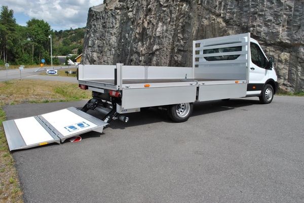 Ford Transit 4,2 m Flak med Bakgavellyft. 4,2 m Flak med Bakgavellyft. - 2025