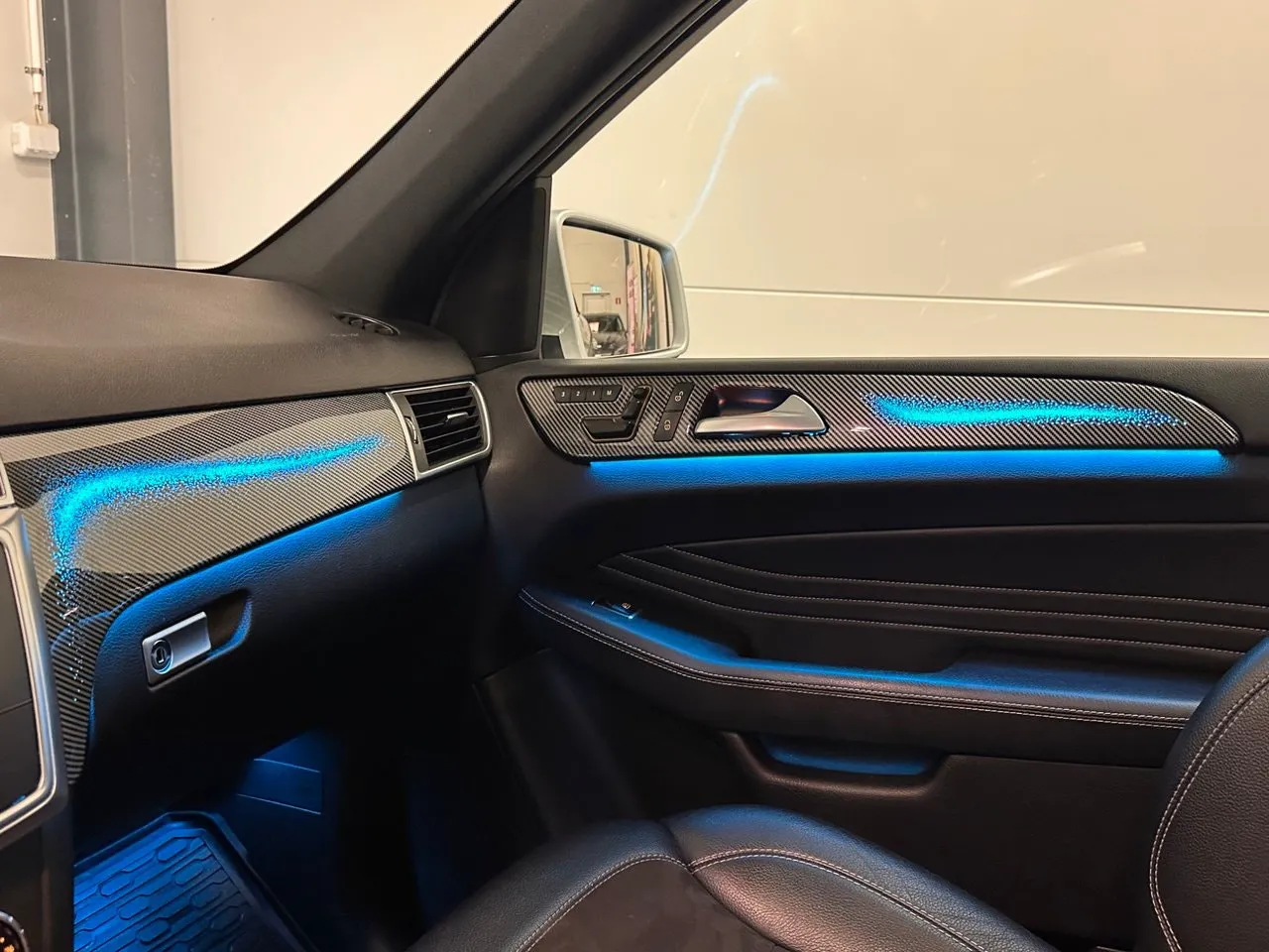Vehicle image 32