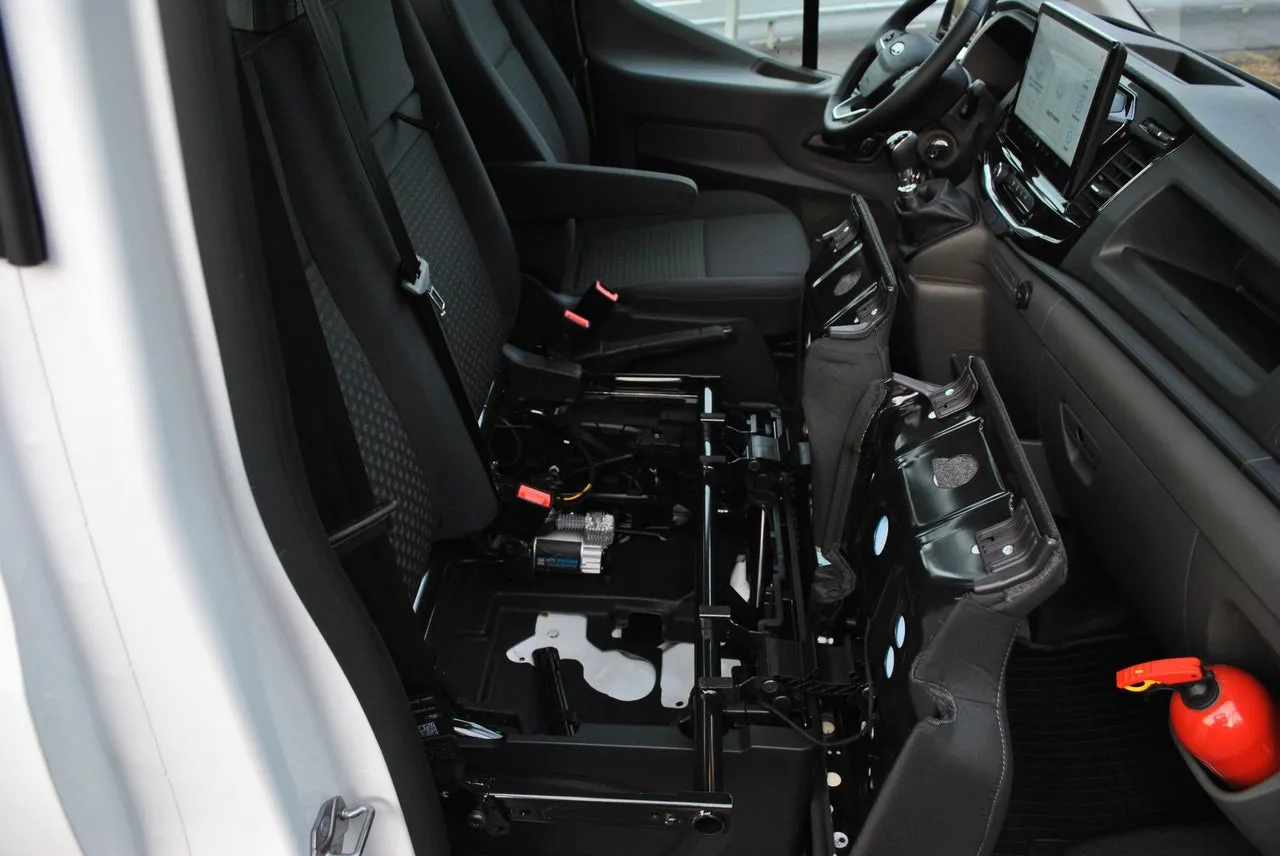 Vehicle image 16