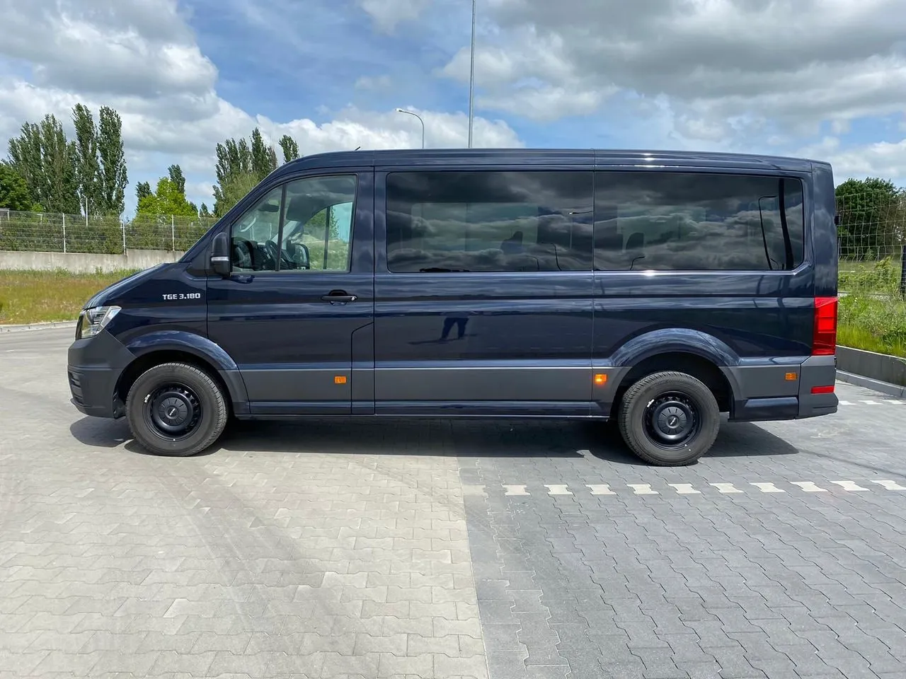 Vehicle image 16