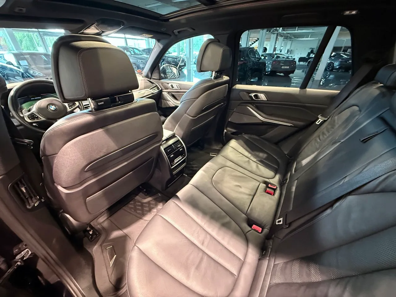 Vehicle image 15