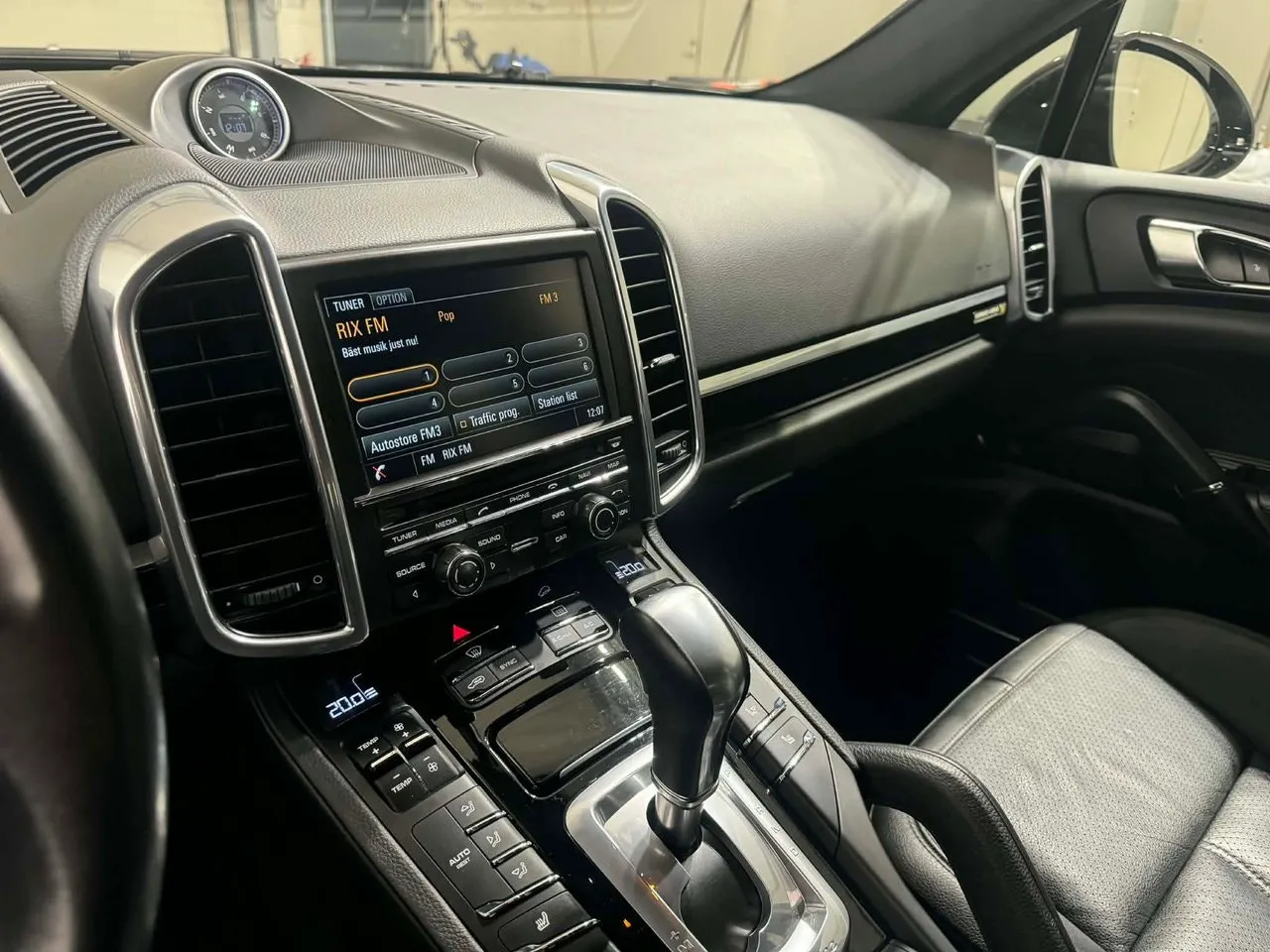 Vehicle image 14